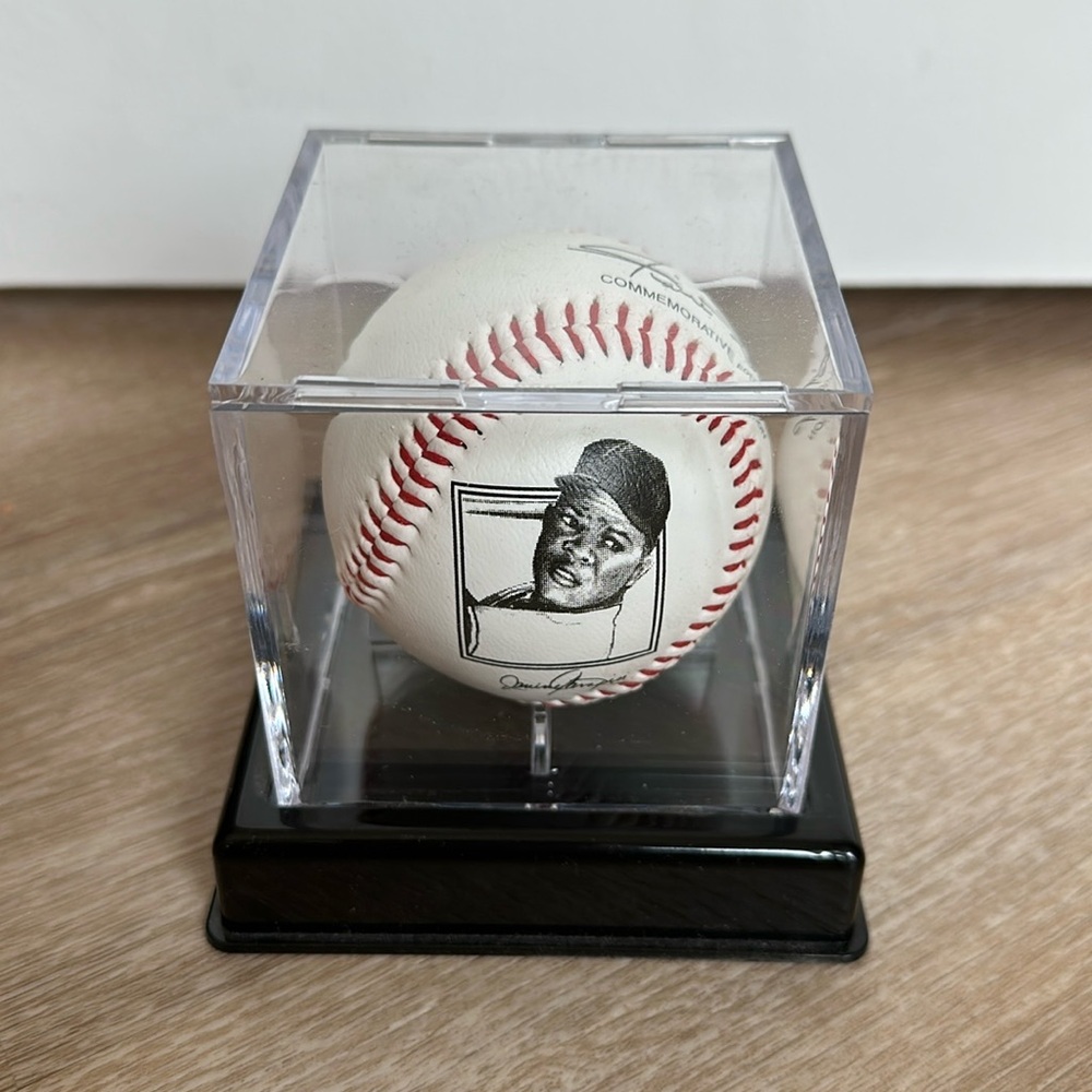 ⭐ Willie Mays Commemorative Limited Edition Baseball with Showcase Box